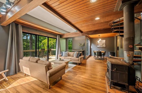 Columbus Cabin | Cozy Hollow Cabin - Pond, Hot Tub & Warm-Weather Game Garage Near Nashville