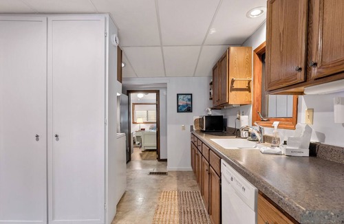 Beachwood-Bluffton House | Cozy Keaton Cottage | Steps away from Lake MI