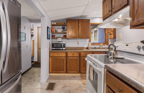 Beachwood-Bluffton House | Cozy Keaton Cottage | Steps away from Lake MI