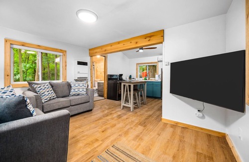 Mayfield Cabin | Cozy l Hot Tub+Sauna l Arbutus Lake l Close to TC