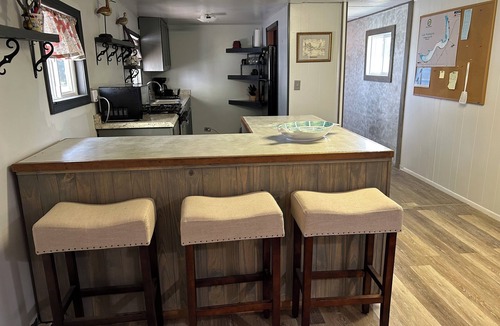 Avon House | Cozy lake front home on beautiful Lake Washington. Deck, dock and boat slip.