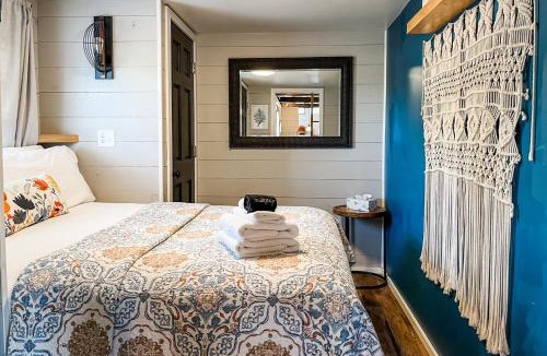 Marion House | Cozy Lake of Egypt Cabin & Pond