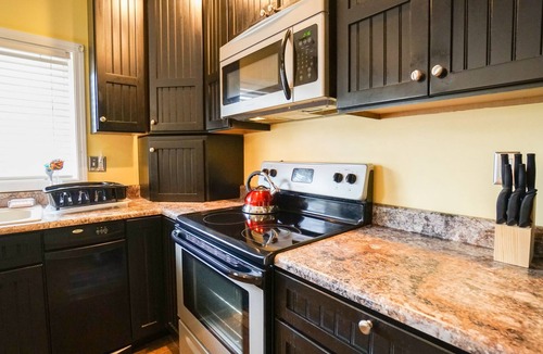 Monticello House | Cozy Lakeside 3 Bedroom House with Boat Dock