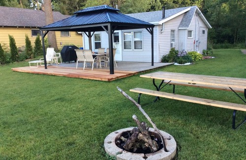 Plainwell Cottage | Cozy little cottage on beautiful Pine Lake