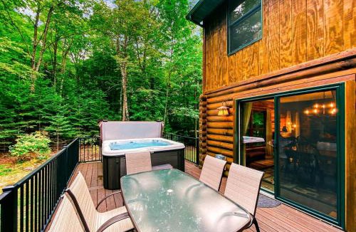 Sister Bay House | Cozy Log Cabin with Hot Tub & Firepit near Pebble Beach, Sister Bay, Wisconsin