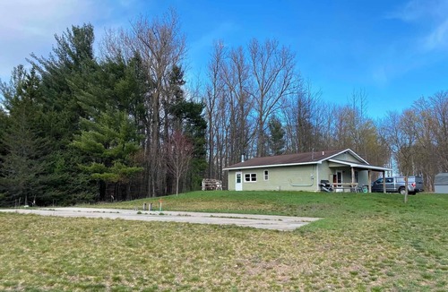 Le Roy House | Cozy Michigan Getaway- Fireplace, Fire Pit & Sleeps 8