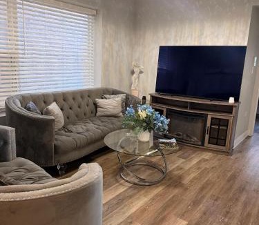 Essex Apartment | Cozy & Near Downtown & Hyde Park