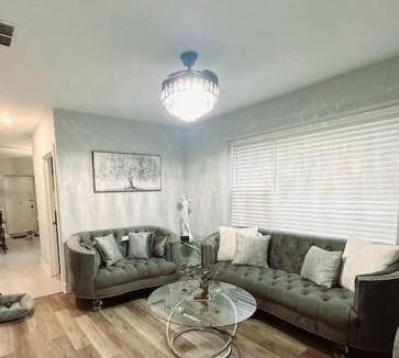 Essex Apartment | Cozy & Near Downtown & Hyde Park