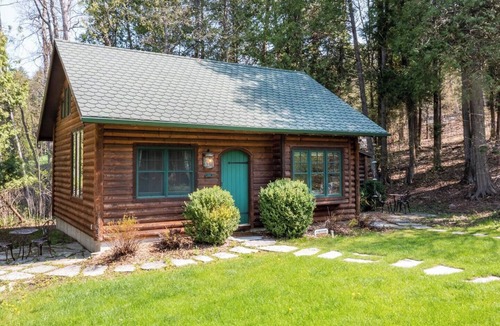 Ephraim Cottage | Cozy Nights Near Bay Sunsets | Quiet Pine Suite