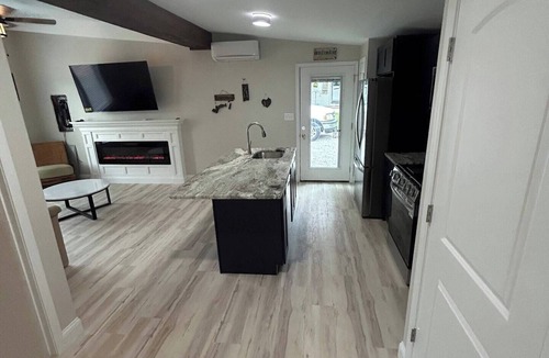 Keyesport Cabin | Cozy one‑bedroom, one‑bath vacation rental in Keysport, rebuilt in 2025 from a former bait shop and located near Carlyle Lake, the park, beach, and boat ramps.