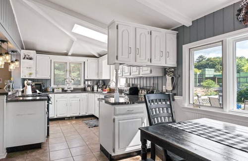 Saugatuck House | “Cozy Pet-Friendly Carriage House Hot Tub Walk to Downtown”