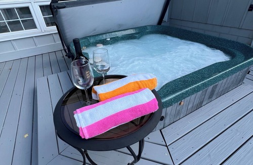 Saugatuck House | “Cozy Pet-Friendly Carriage House Hot Tub Walk to Downtown”