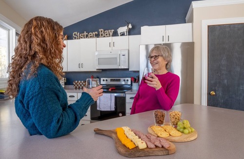Sister Bay House | Cozy Retreat | HotTub, FirePit, Arcade Fun & Dogs!