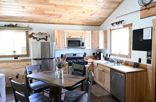 Paris Cabin | Cozy Riverfront Fish Cabin