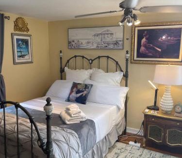Airport Township House | Cozy room in house at Airport & Highway