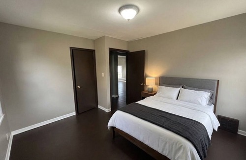 North Milwaukee Apartment | Cozy Rooming Home in Milwaukee with AC, Furnished Rooms, Free Washing & Drying