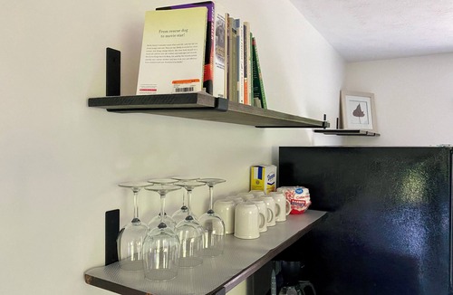 Elberta House | Cozy Sandhill Cottage, 15mi from Crystal Mountain, dog friendly, AC