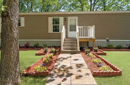 Kendall House | Cozy Sports & Rec Hiking Trail & Hot Tub Retreat
