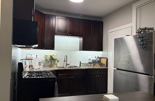 Rogers Park Condo | Cozy Stay in Chicago/2 Bedroom/Up to 4 People/32+ Days Stay