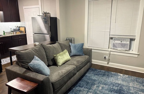 Rogers Park Condo | Cozy Stay in Chicago/2 Bedroom/Up to 4 People/32+ Days Stay