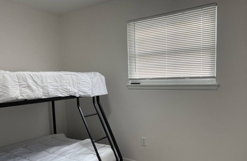 Pontiac House | Cozy Three Bedroom Ranch near Great lakes crossing mall