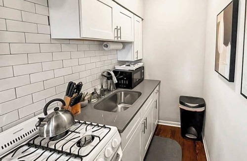 Hyde Park Apartment | Cozy Well-Equipped Studio Apartment