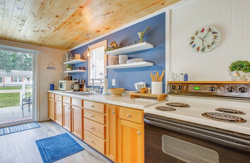 Wellston Cabin | Cozy Wellston Cabin - Walk to Crystal Lake!