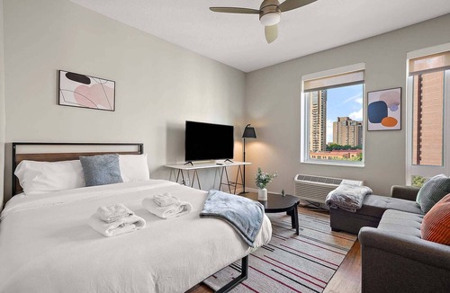 Downtown Minneapolis Apartment | CozySuites in Marquee Studio Queen with pool & gym