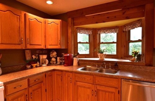 Bourbon Cabin | Custom Lodge in woods w/Private pool & Stocked Lake + walking trail, sleeps 24!