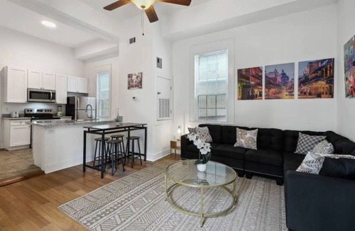 South 7th Ward Apartment | Cute 2bed 1bath, close to French Q, Bourbon St & Frenchmen St. Free street park