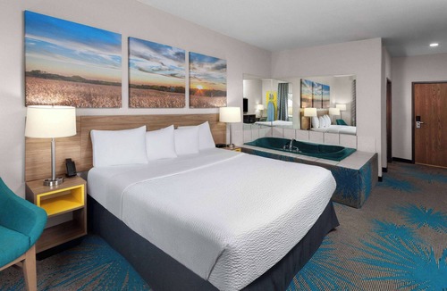 Morris Hotel | Days Inn & Suites by Wyndham Morris/I-80