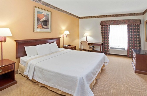 Harvey Hotel | Days Inn & Suites by Wyndham Harvey / Chicago Southland