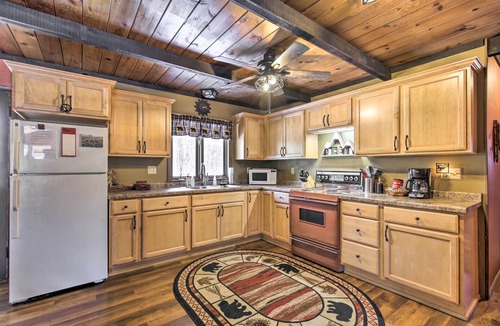 Bessemer Cabin | Deck + Fire Pit: Family Cabin in Bessemer