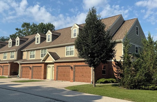 Delafield Apartment | Delafield Lake Country 2BDR private garage entry + deck, walkable area near lake