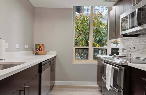 Rush and Division Apartment | Designer 3BR with Resort Amenities and Balcony