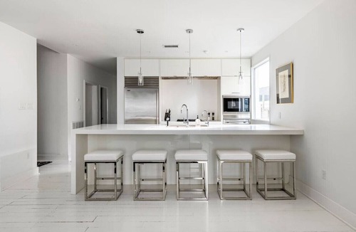 East Riverside Apartment | Designer Penthouse on Magazine Street w/Balcony