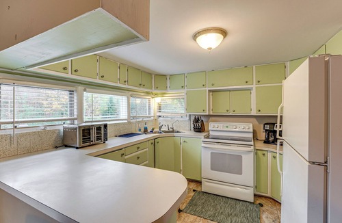 Muskegon Cottage | Detached Sauna, Movie Room! Relaxation in Muskegon
