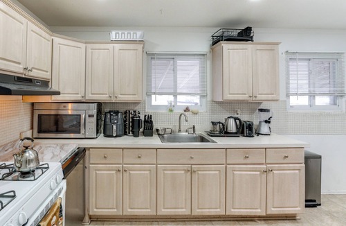 Warren House | Detroit Getaway: 8 MI to Zoo:, Fire Pit, Games