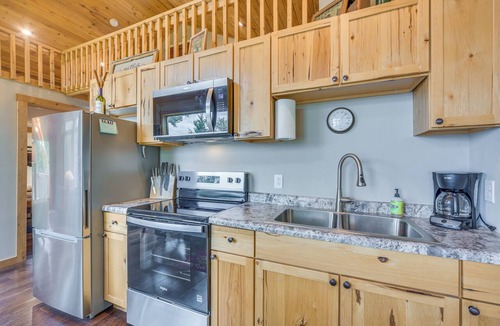 Almelund Cabin | Dock, Fire Pit, Games! Spirt Lake Family Retreat