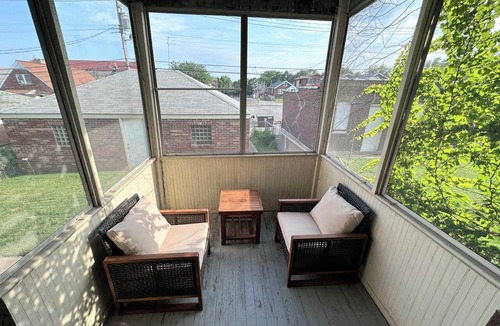 The Southampton Apartment | Dog-Friendly South City 1BR | Screened Porch