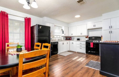 Jacksonville House | Double Diamond Rentals - Comfortable 4-bdr Home