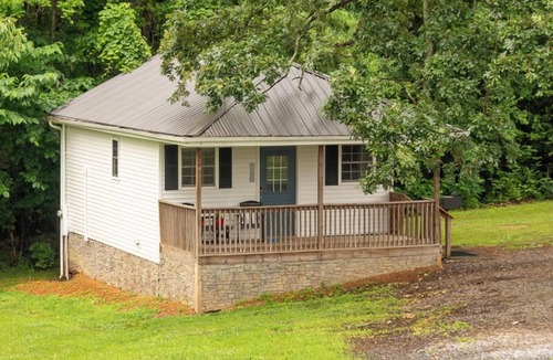 Gilbertsville Cabin | Double Queen Cabin with Kitchen, Living Area with Sleeper Sofa, Porch, Private Grill and Pool Access