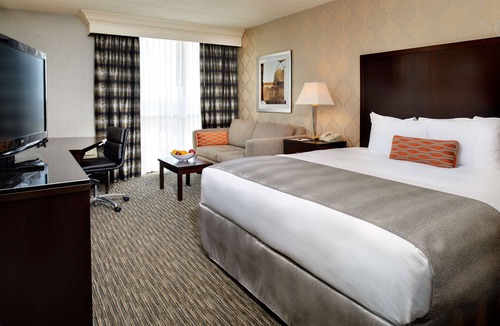 Detroit Hotel | DoubleTree by Hilton Detroit - Dearborn