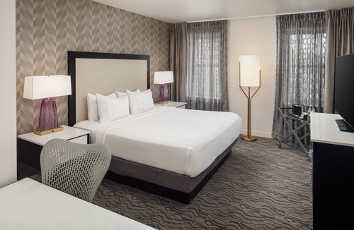 Downtown Detroit Hotel | DoubleTree Suites by Hilton Hotel Detroit Downtown - Fort Shelby