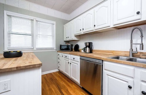 Downtown House | Downtown Delight I 4 BR & 2 BA I Sleeps 16