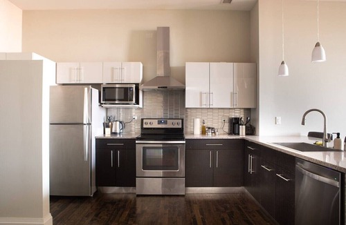 East Town Apartment | Downtown Luxe 2BR Loft Apt | Sleeps 8 | Walkable