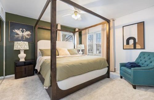 Naperville Apartment | Downtown Naperville Retreat with King bed Near Riverwalk Dedicated Workspace Free Garage Parking Patio
