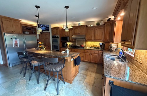 Neenah House | EAA or Pyrotechnics Guild International Events -Executive Home only 20 min away!