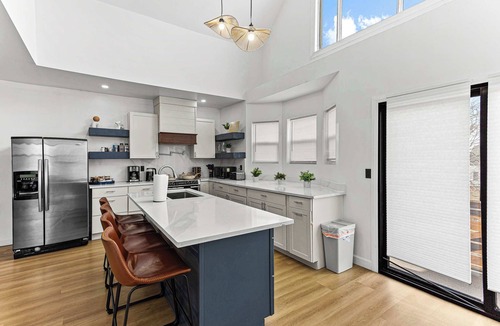 Detroit House | East Detroit | 6BR Sleeps 14 | Perfect for Reunions, Crews & Teams