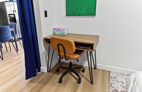 Detroit House | East Detroit | 6BR Sleeps 14 | Perfect for Reunions, Crews & Teams